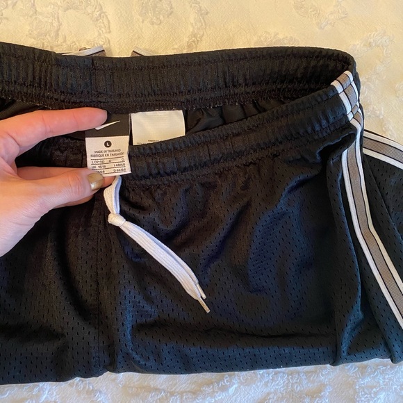 Nike Mesh Shorts (L) - Picture 4 of 4